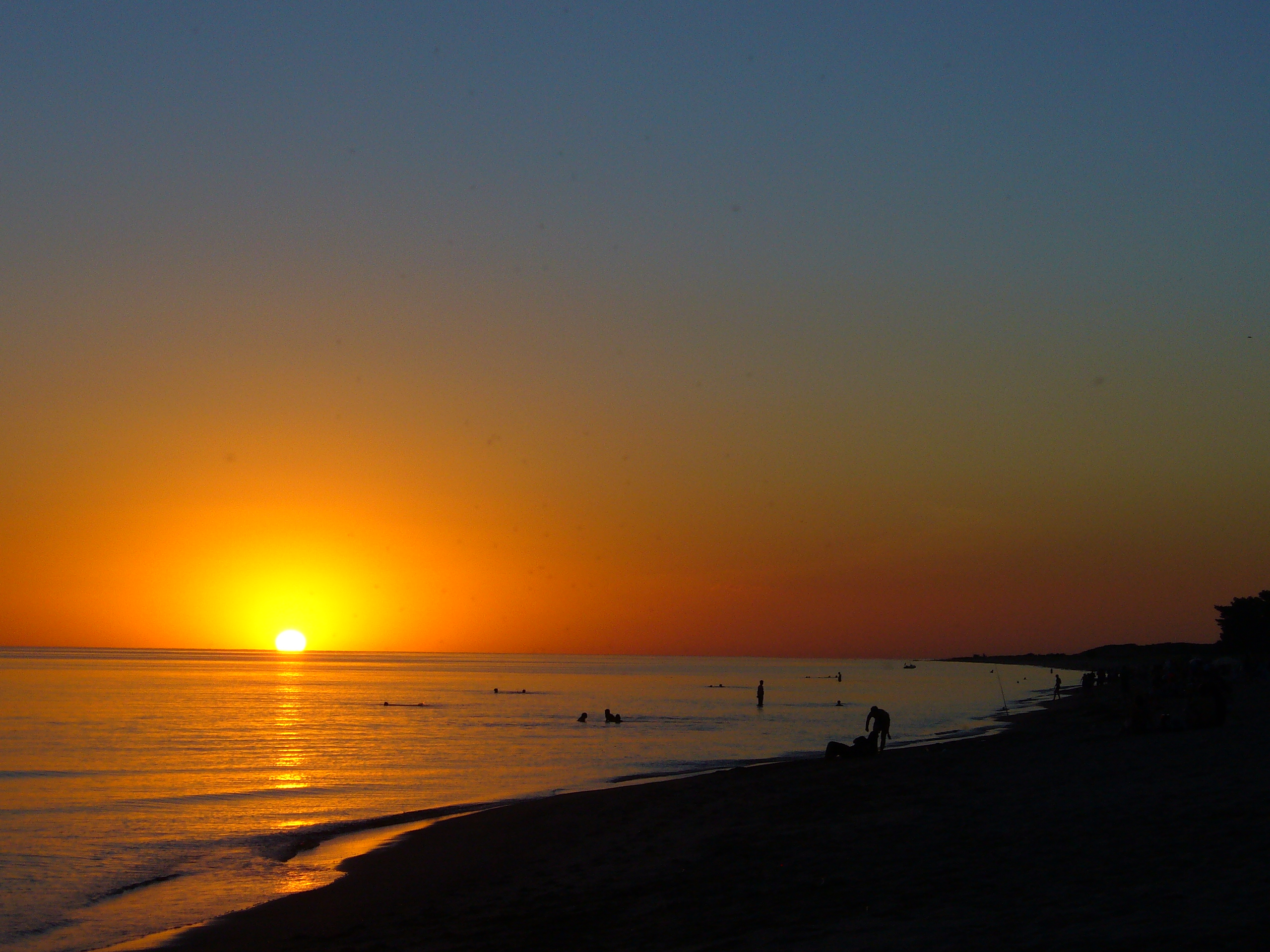Costa del Inmigrante - Atardecer dorado en la playa